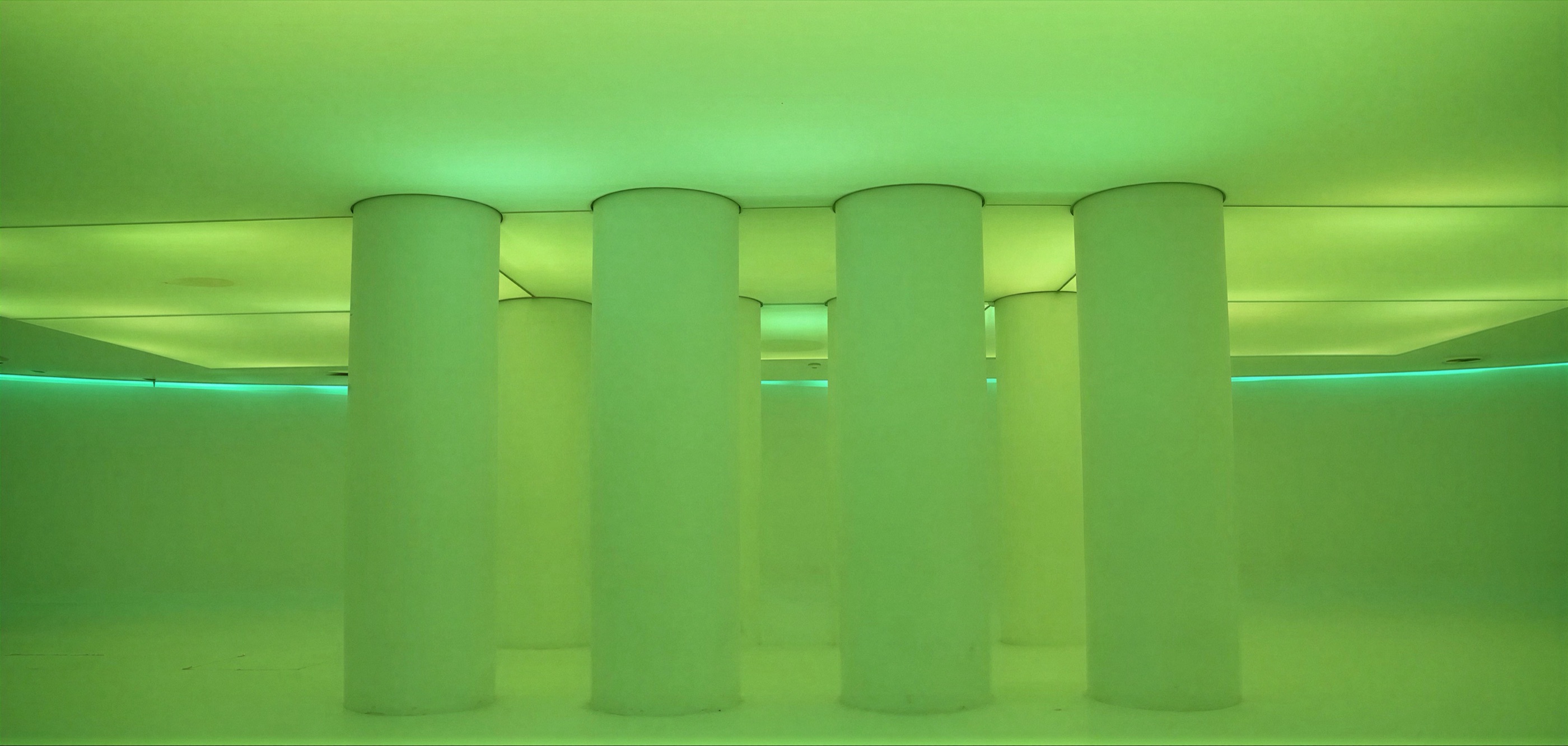 Columnas blancas iluminadas en verde en el Memorial del Centro de Cultura Digital